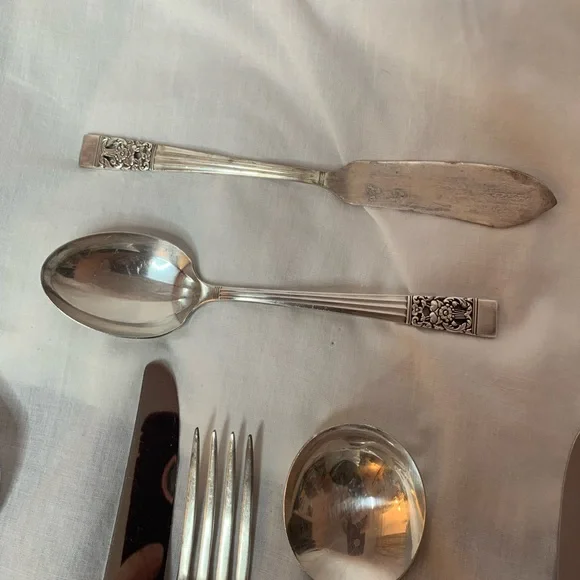 vintage CommunityOneida discontinued Coronation pattern 8 settings+ silverplate